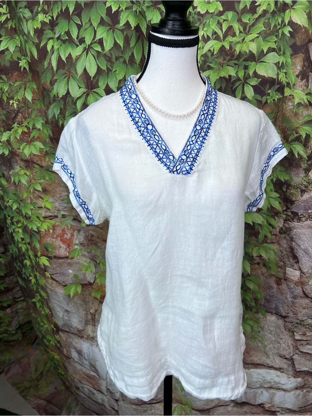 BRITISH INDIA TRAVELER White and Blue Embroidered Linen Short Sleeve Top, M/7 - Picture 2 of 13